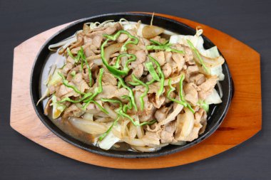 Zencefilli kızarmış domuz ve yeşil biber.