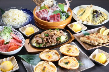 Japon Izakaya menüsünün çeşitli yemekleri