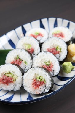 Salatalıklı erik turşusu.