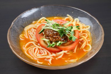 Domatesli soğuk Dandan Eriştesi