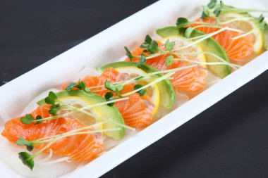 Limonlu somon avokado carpaccio