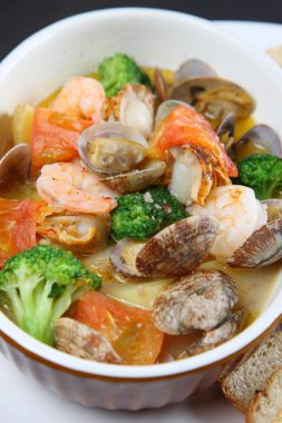 İspanyol usulü sarımsaklı karides Ajillo