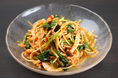 Mantarlı soğuk domates spagettisi.