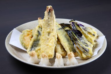 üç çeşit tempura tabağı.