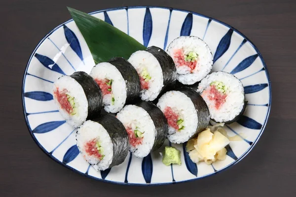 Salatalıklı erik turşusu.