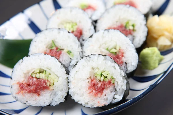 Salatalıklı erik turşusu.