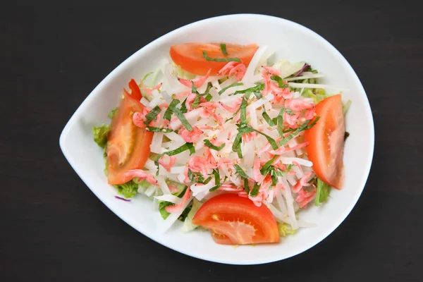 Karides ve turp salatası kasesi.