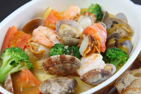 İspanyol usulü sarımsaklı karides Ajillo