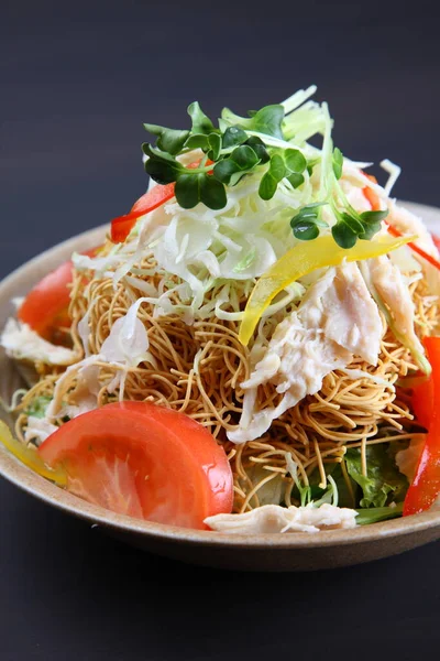 Tavuklu çıtır erişte salatası.