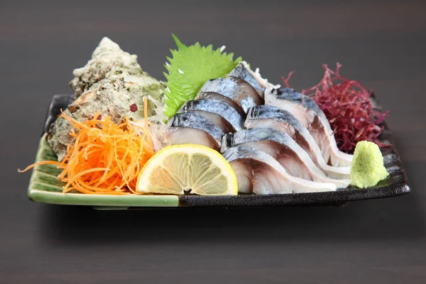 Deniz yosunlu sirkeli uskumru.