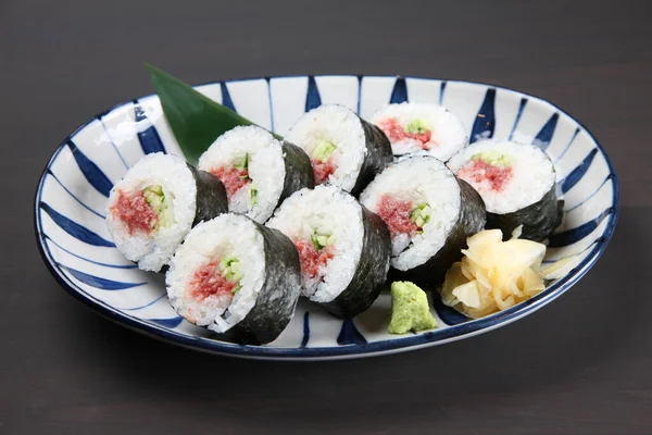 Salatalıklı erik turşusu.