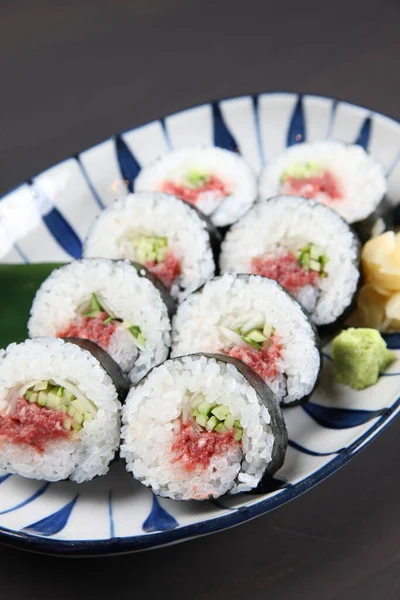 Salatalıklı erik turşusu.