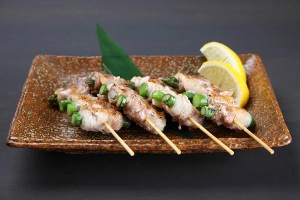 Domuz ve kuşkonmaz şiş sarıyor.