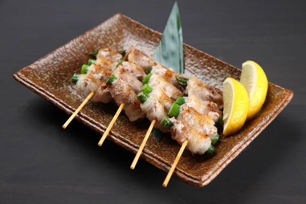 Domuz ve kuşkonmaz şiş sarıyor.