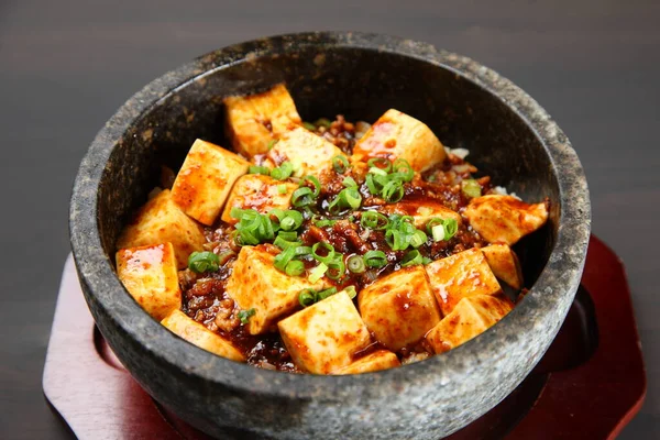 Sıcak biberli mapo tofu kasesi