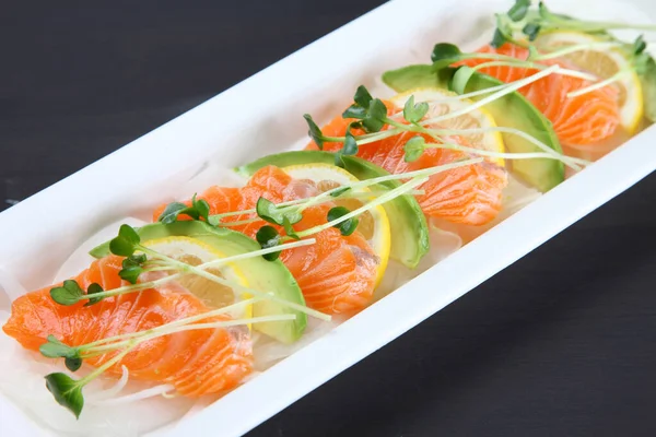 Limonlu somon avokado carpaccio