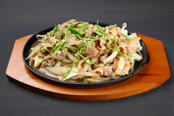 Zencefilli kızarmış domuz ve yeşil biber.