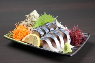 Deniz yosunlu sirkeli uskumru.