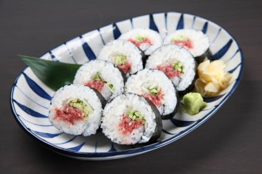 Salatalıklı erik turşusu.