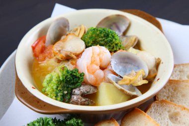 İspanyol usulü sarımsaklı karides Ajillo