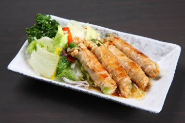 Domuz ve kuşkonmaz sebzeli rulo