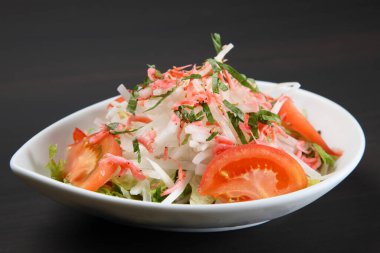 Karides ve turp salatası kasesi.