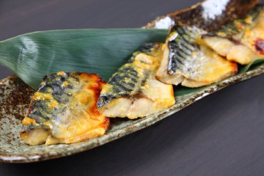 Saikyo-miso ile marine edilmiş ızgara uskumru.