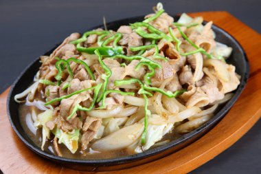 Zencefilli kızarmış domuz ve yeşil biber.