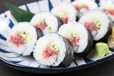 Salatalıklı erik turşusu.