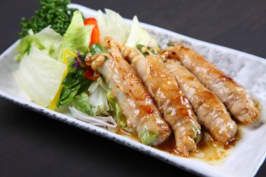 Domuz ve kuşkonmaz sebzeli rulo