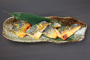 Saikyo-miso ile marine edilmiş ızgara uskumru.
