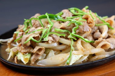 Zencefilli kızarmış domuz ve yeşil biber.