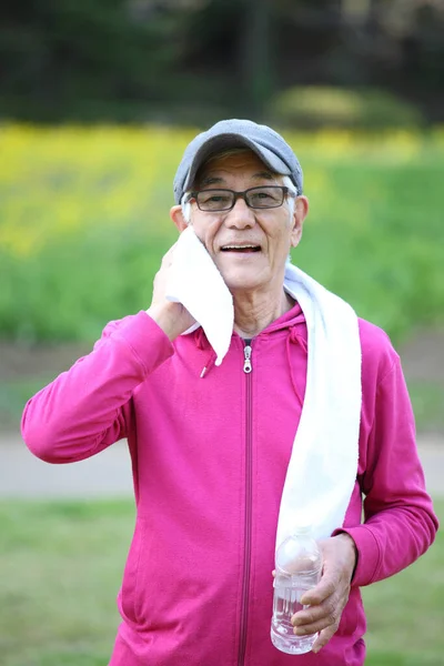 Старший Японський Чоловік Рожевому Одязі Після Вправ Змивають Піт Вулиці — стокове фото
