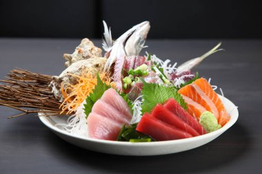 Taze sashimi karışık tabağı