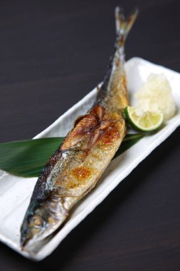 Kızarmış saury nigiri sushi