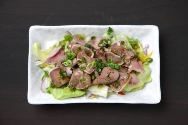 Haşlanmış domuz dili ve sebze.