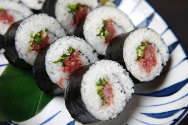 Wasabi 'li turşulu erikli suşi.