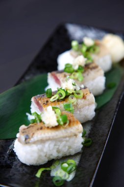 Kızarmış saury nigiri sushi