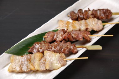 sığır eti ve domuz eti şiş kombinasyonu.