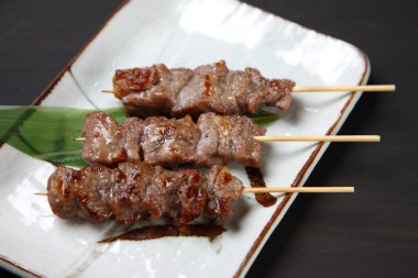 Japon sığır eti yakitori barbekü şişleri.