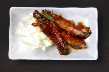 Domuz okura peynirli rulo