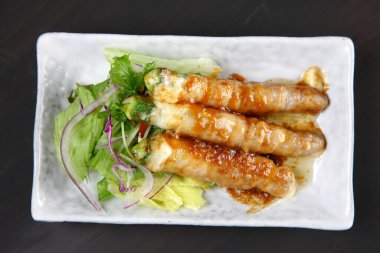 Domuz okura peynirli rulo