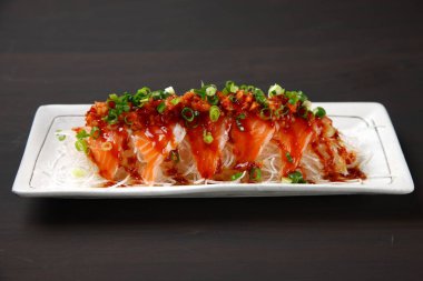 Acı soslu somon carpaccio.