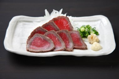 Baharatlı hafif kavrulmuş biftek.