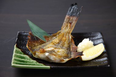 limonlu kızarmış dil balığı.