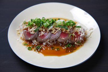 Soğanlı marine edilmiş hafif kavrulmuş biftek.