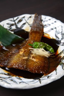 Japonlar yeşil biberli pisi balığı kaynattı.