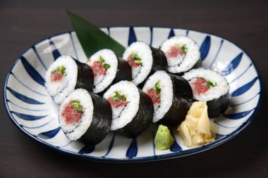 Wasabi 'li turşulu erikli suşi.