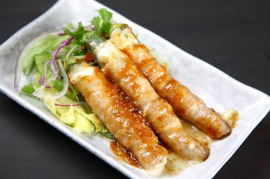 Domuz okura peynirli rulo