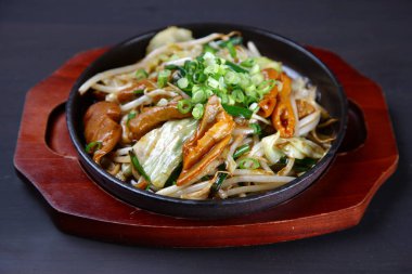 Kızarmış biftek ve soya peyniri.